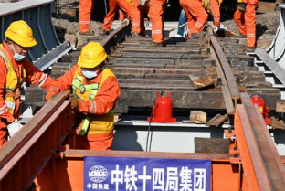 膠濟鐵路青島海岸路鋼梁橋鋼梁更換作業